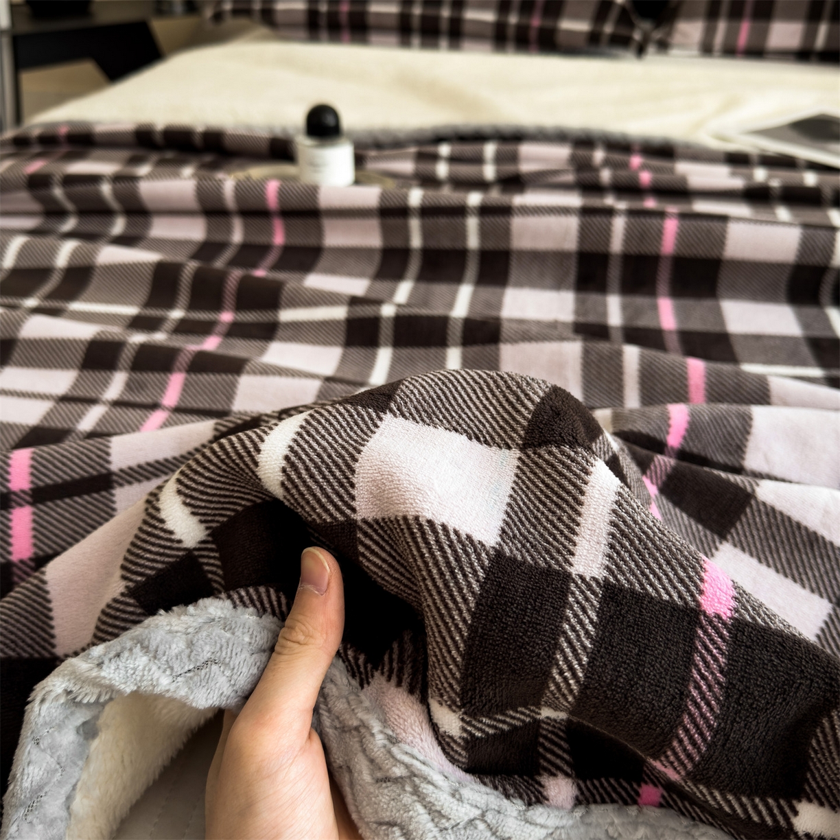 91家纺网 家纺一手货源 找家纺 布凡家居 2026新款中古无印风230克牛奶绒复合毛毯毯子 棕粉格语