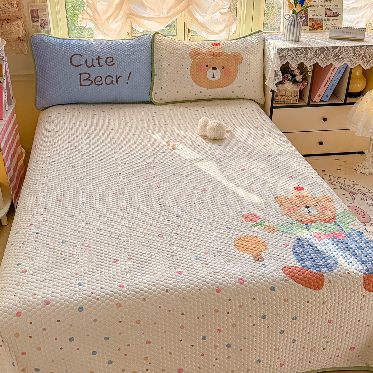 91家纺网 家纺一手货源 找家纺 丫丫家纺 2026新款金豆豆床盖A类针织棉印花大版卡通床盖三四件套 可爱小熊