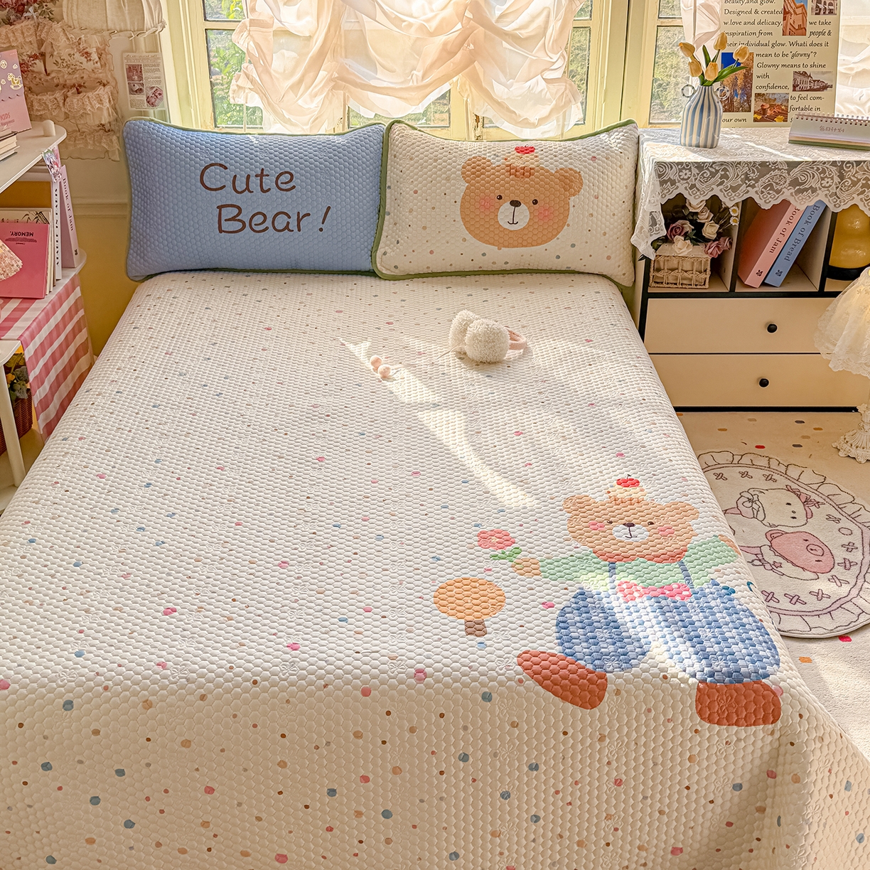 91家纺网 家纺一手货源 找家纺 丫丫家纺 2026新款金豆豆床盖A类针织棉印花大版卡通床盖三四件套 可爱小熊