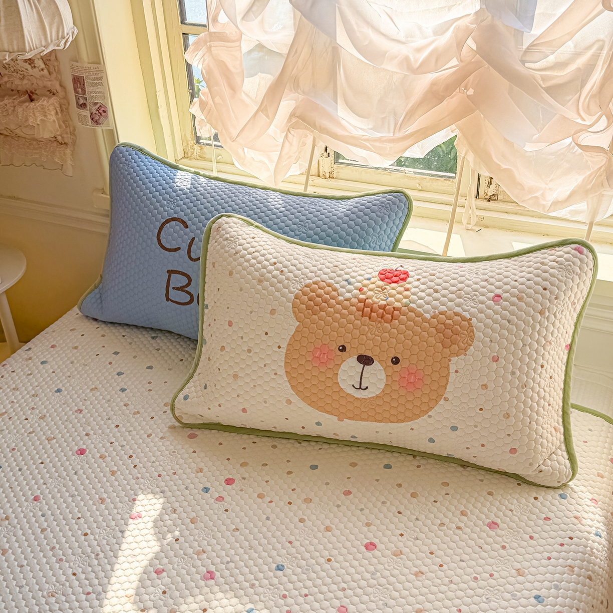 91家纺网 家纺一手货源 找家纺 丫丫家纺 2026新款金豆豆床盖A类针织棉印花大版卡通床盖三四件套 可爱小熊