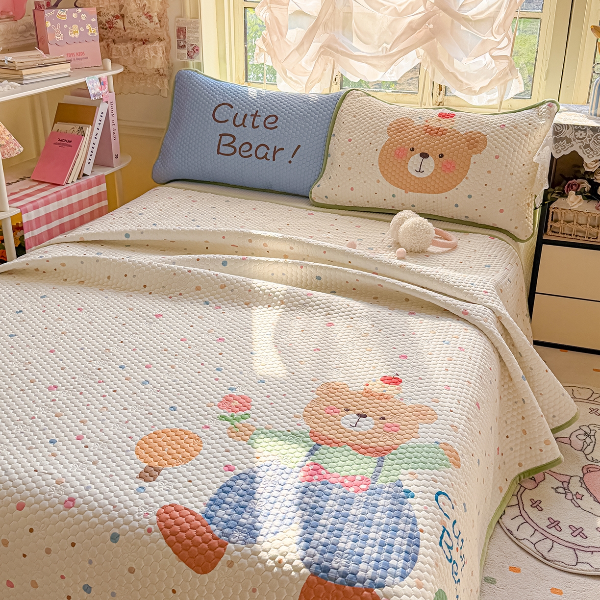 91家纺网 家纺一手货源 找家纺 丫丫家纺 2026新款金豆豆床盖A类针织棉印花大版卡通床盖三四件套 可爱小熊