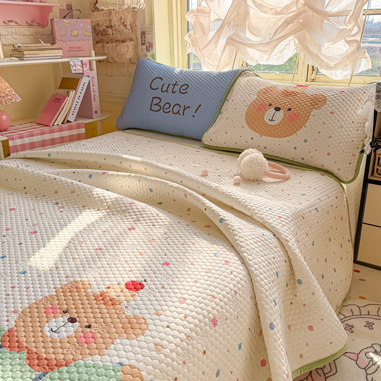 91家纺网 家纺一手货源 找家纺 丫丫家纺 2026新款金豆豆床盖A类针织棉印花大版卡通床盖三四件套 可爱小熊