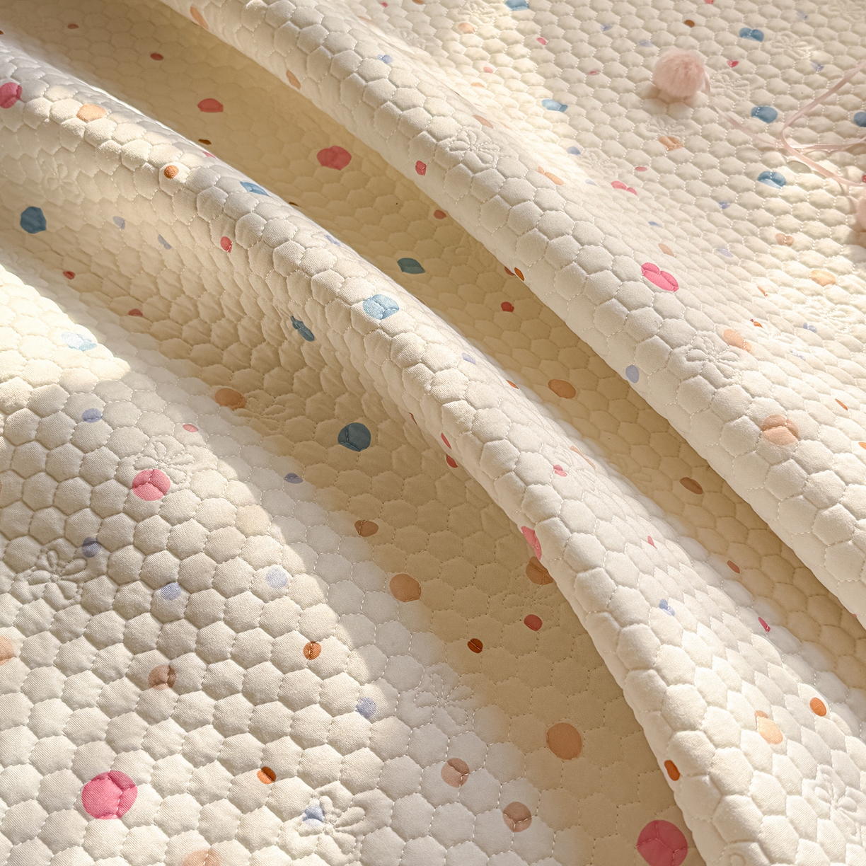 91家纺网 家纺一手货源 找家纺 丫丫家纺 2026新款金豆豆床盖A类针织棉印花大版卡通床盖三四件套 可爱小熊