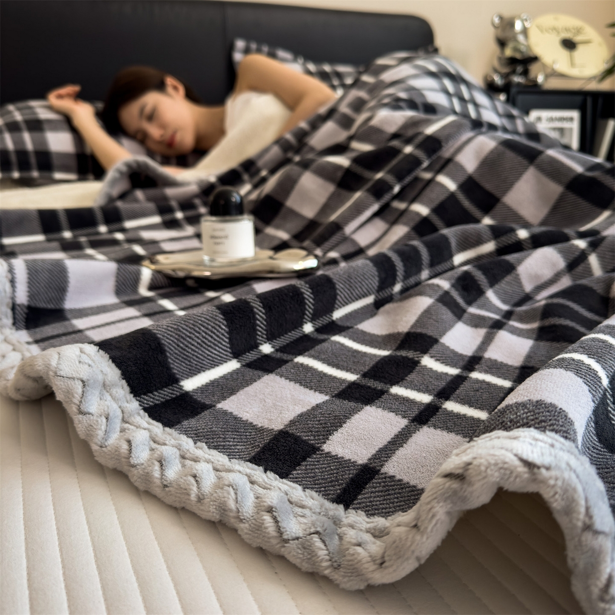91家纺网 家纺一手货源 找家纺 布凡家居 2026新款中古无印风230克牛奶绒复合毛毯毯子 黑白格纹
