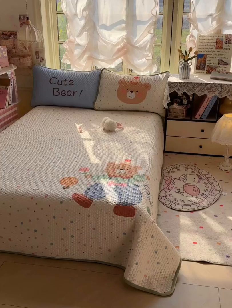 91家纺网 家纺一手货源 找家纺 丫丫家纺 2026新款金豆豆床盖A类针织棉印花大版卡通床盖三四件套 可爱小熊