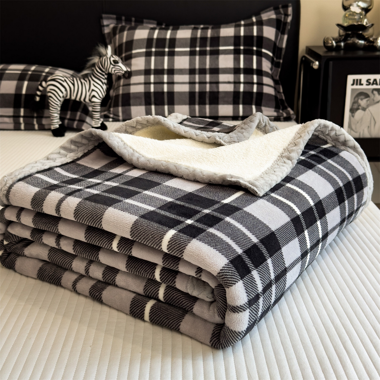 91家纺网 家纺一手货源 找家纺 布凡家居 2026新款中古无印风230克牛奶绒复合毛毯毯子 黑白格纹