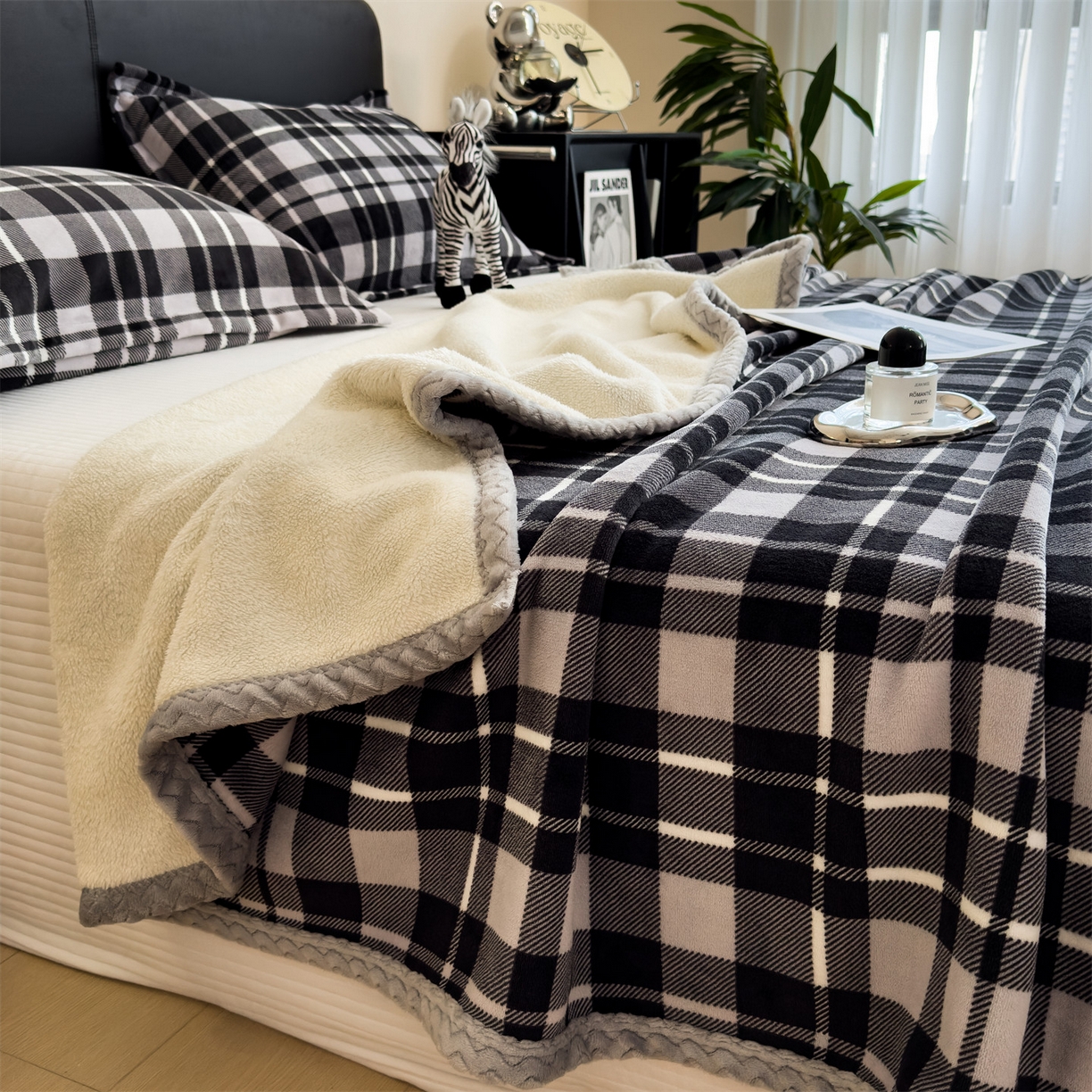 91家纺网 家纺一手货源 找家纺 布凡家居 2026新款中古无印风230克牛奶绒复合毛毯毯子 黑白格纹