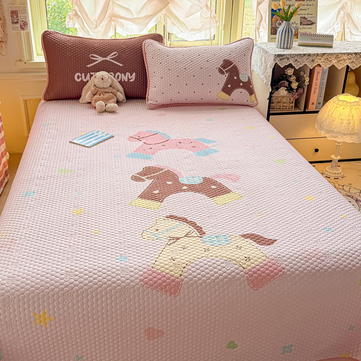 91家纺网 家纺一手货源 找家纺 丫丫家纺 2026新款金豆豆床盖A类针织棉印花大版卡通床盖三四件套 马内多多粉