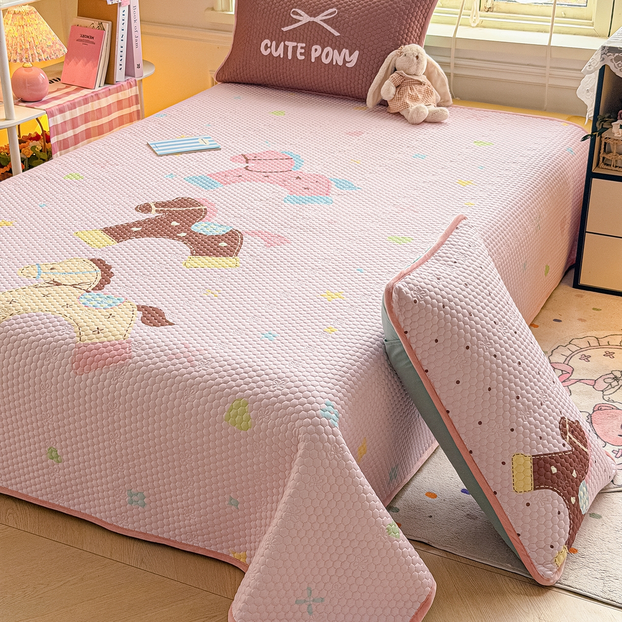 91家纺网 家纺一手货源 找家纺 丫丫家纺 2026新款金豆豆床盖A类针织棉印花大版卡通床盖三四件套 马内多多粉