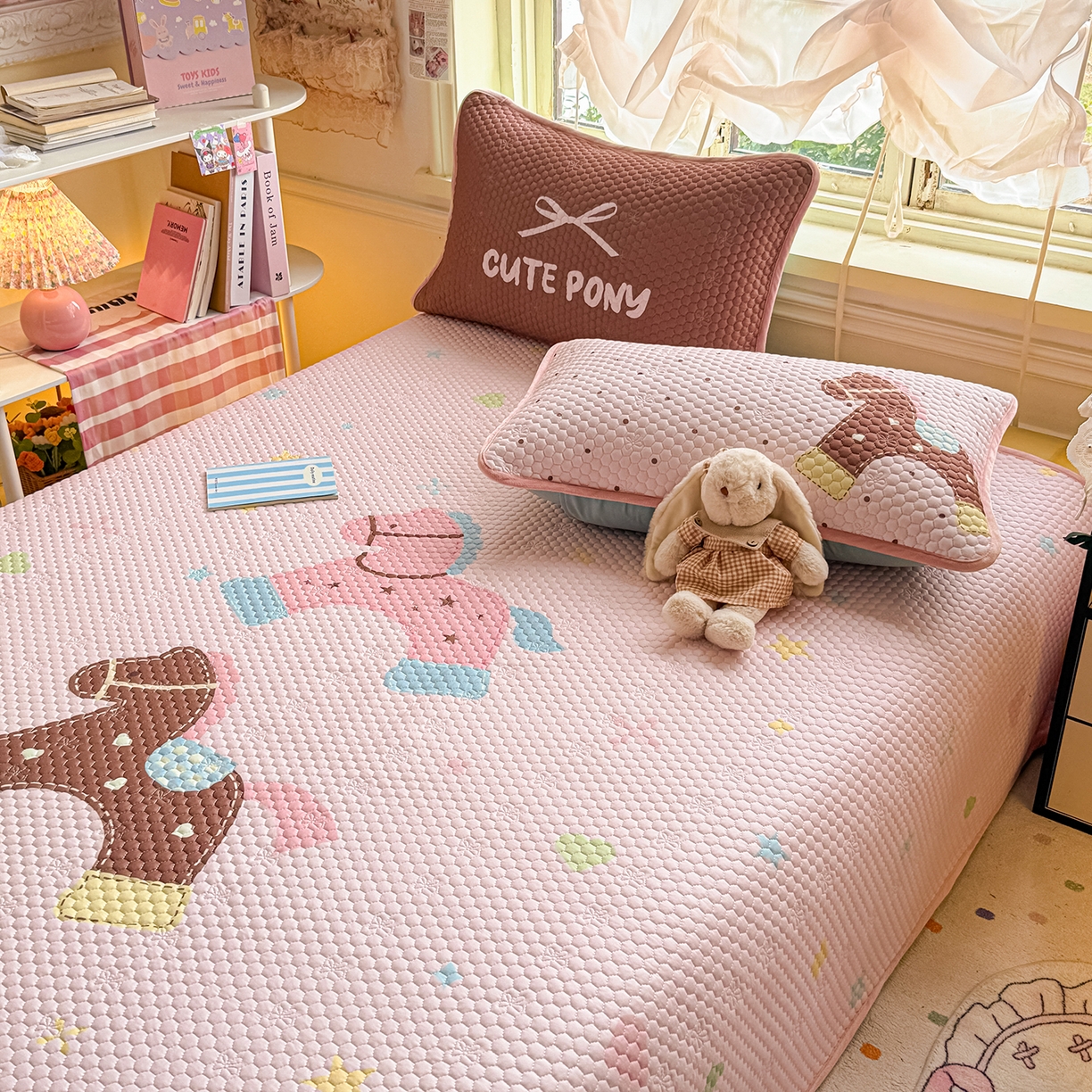 91家纺网 家纺一手货源 找家纺 丫丫家纺 2026新款金豆豆床盖A类针织棉印花大版卡通床盖三四件套 马内多多粉