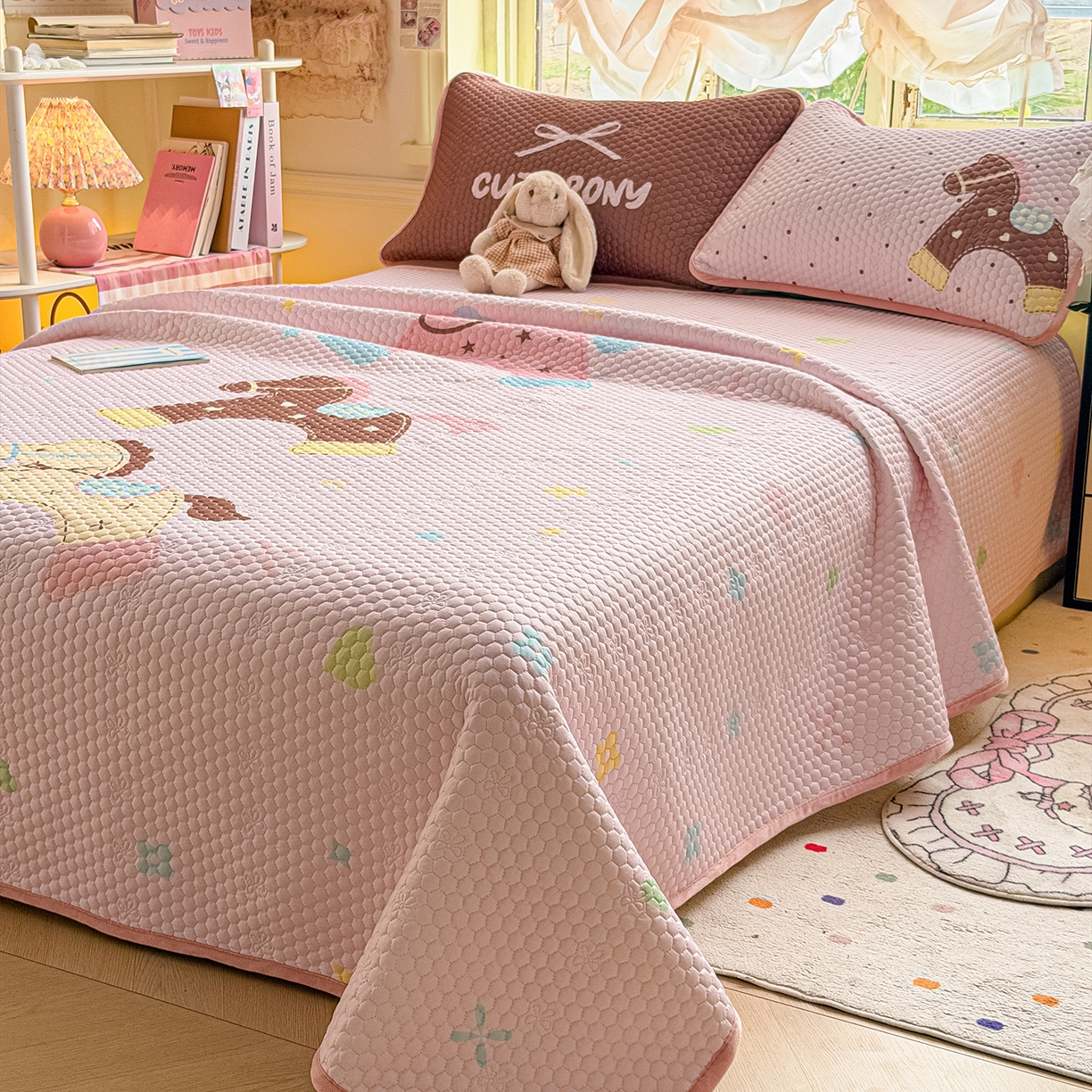 91家纺网 家纺一手货源 找家纺 丫丫家纺 2026新款金豆豆床盖A类针织棉印花大版卡通床盖三四件套 马内多多粉