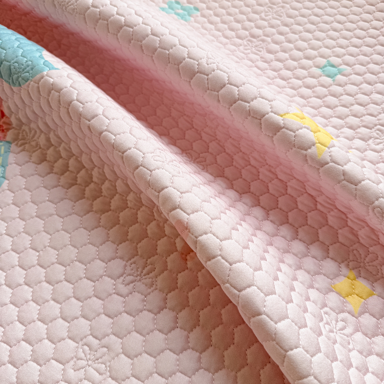 91家纺网 家纺一手货源 找家纺 丫丫家纺 2026新款金豆豆床盖A类针织棉印花大版卡通床盖三四件套 马内多多粉