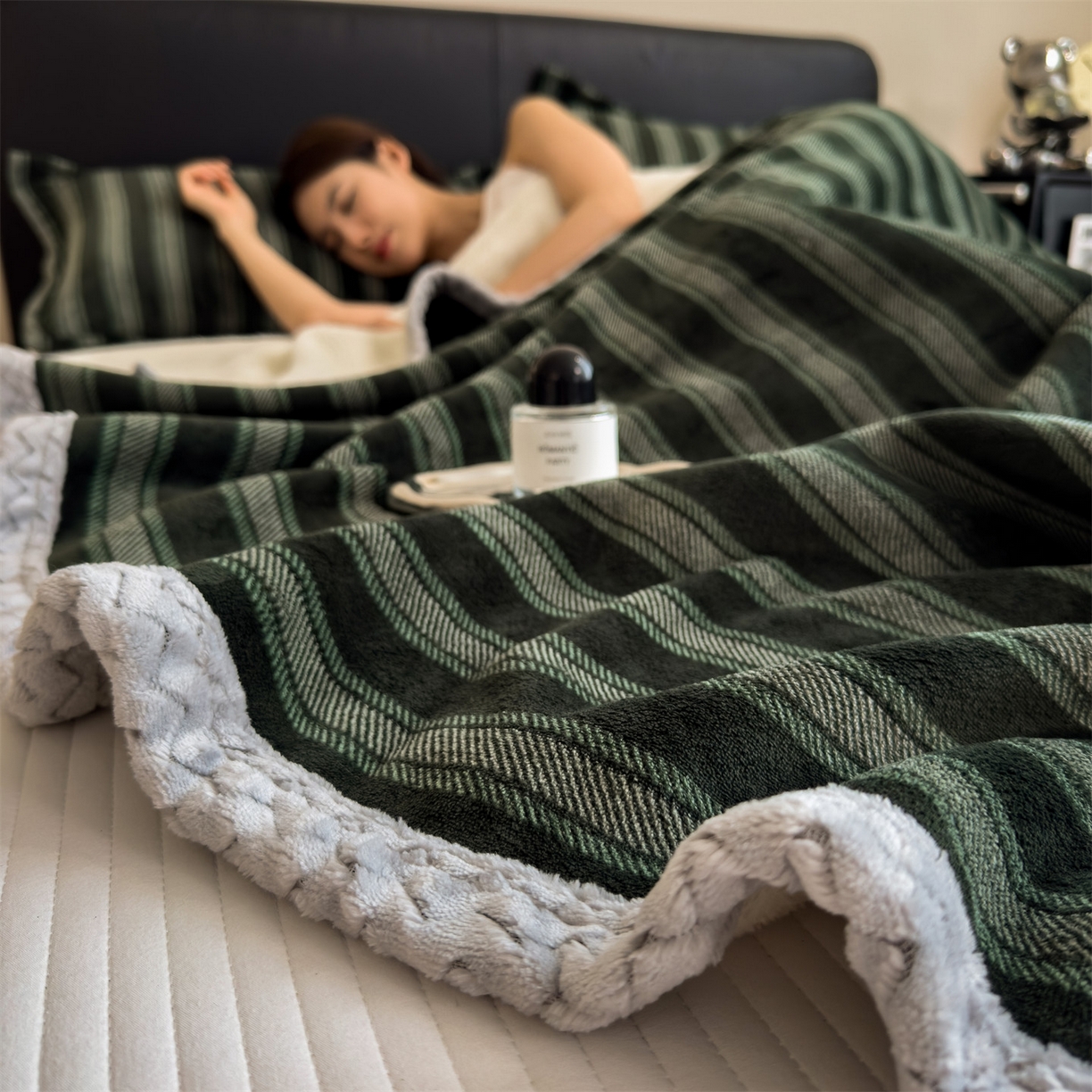 91家纺网 家纺一手货源 找家纺 布凡家居 2026新款中古无印风230克牛奶绒复合毛毯毯子 墨绿竖影