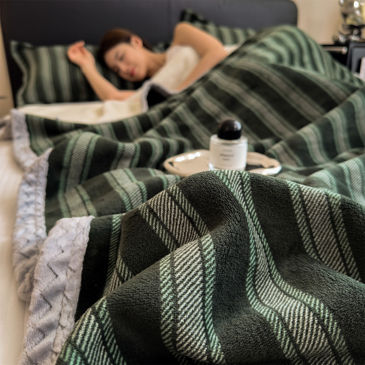 91家纺网 家纺一手货源 找家纺 布凡家居 2026新款中古无印风230克牛奶绒复合毛毯毯子 墨绿竖影