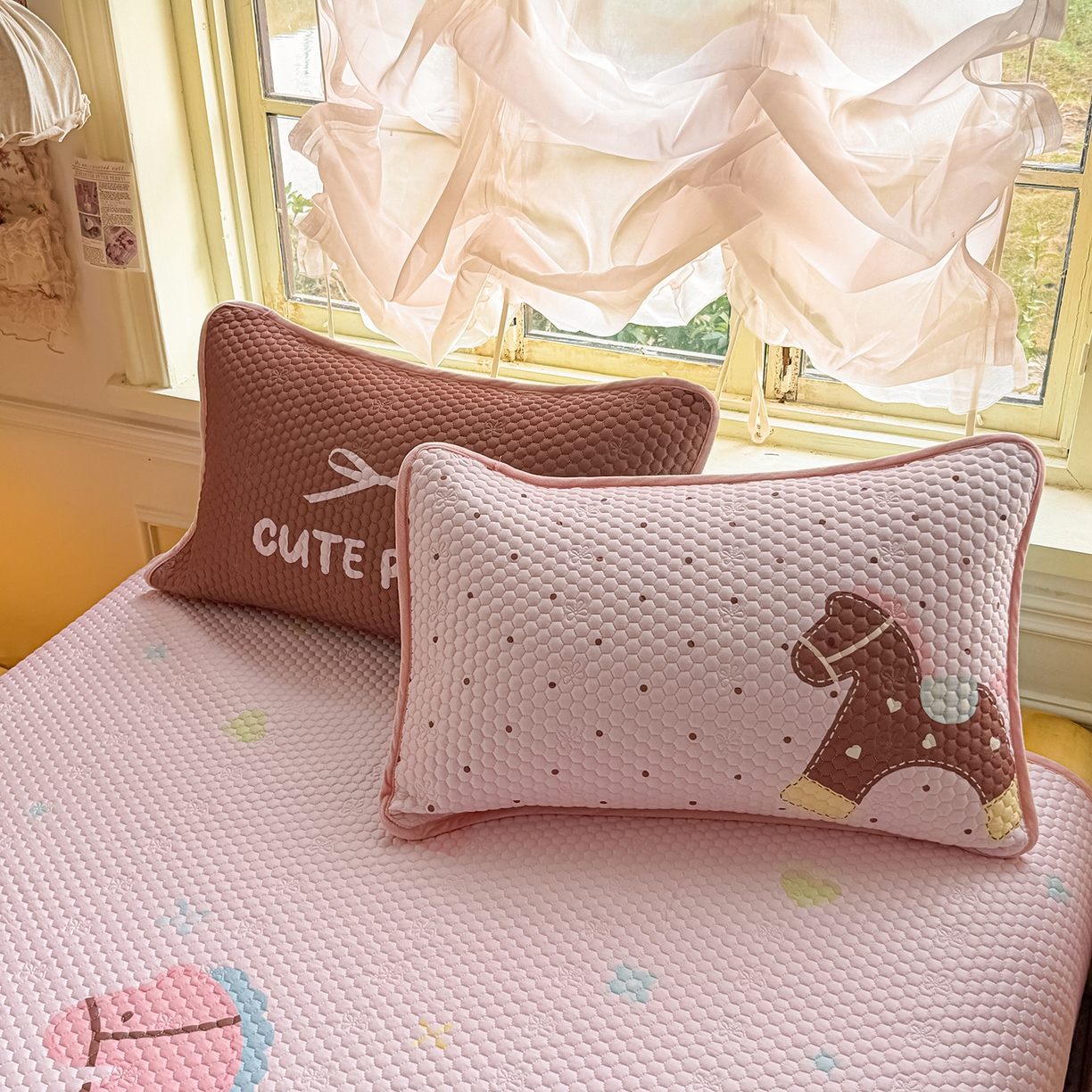 91家纺网 家纺一手货源 找家纺 丫丫家纺 2026新款金豆豆床盖A类针织棉印花大版卡通床盖三四件套 马内多多粉