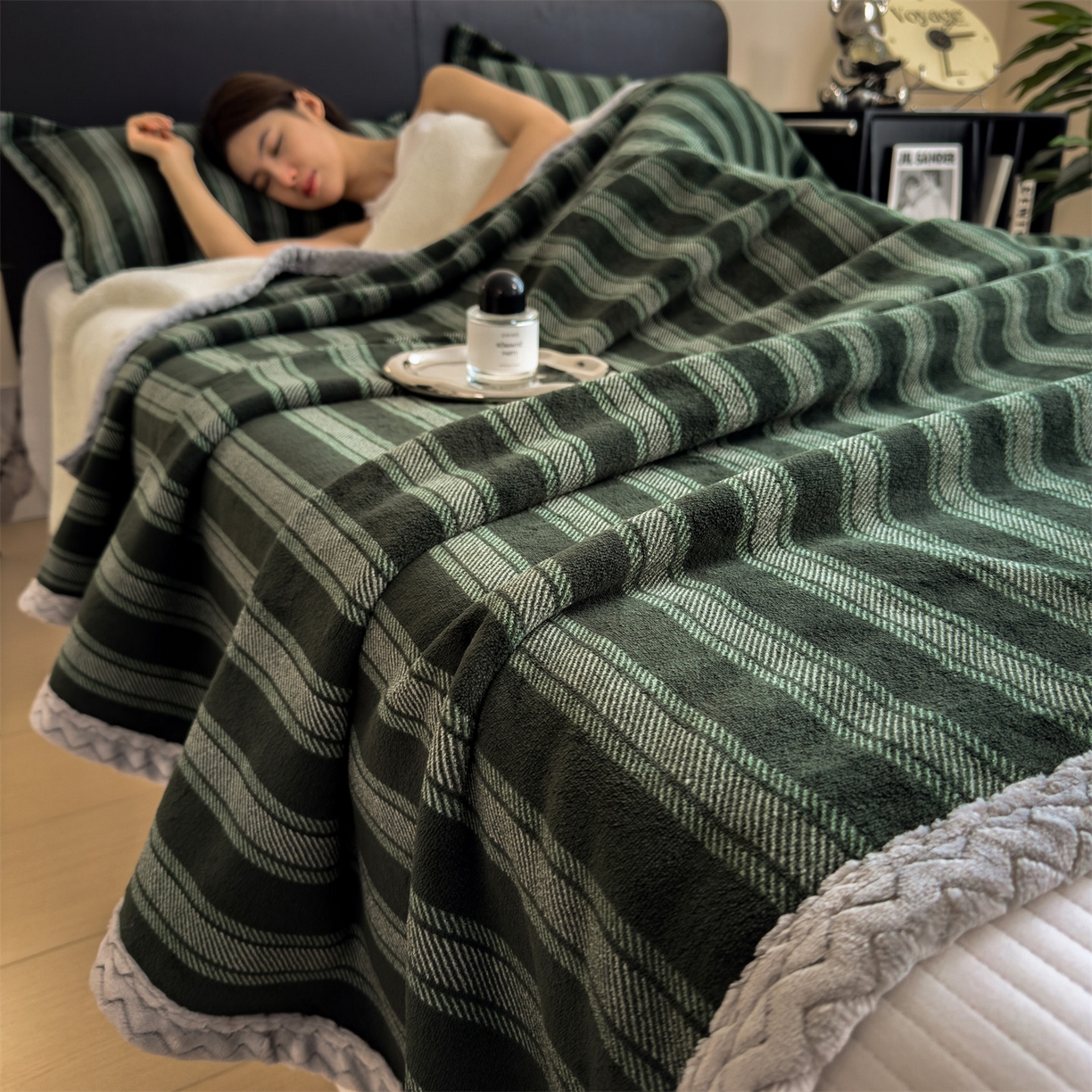 91家纺网 家纺一手货源 找家纺 布凡家居 2026新款中古无印风230克牛奶绒复合毛毯毯子 墨绿竖影