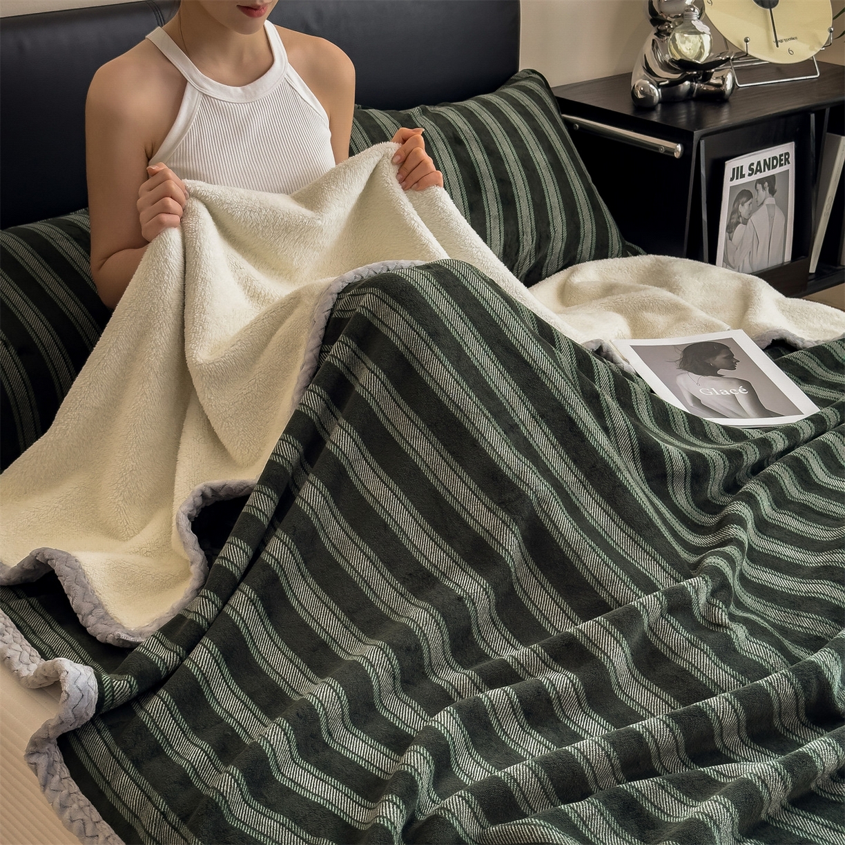 91家纺网 家纺一手货源 找家纺 布凡家居 2026新款中古无印风230克牛奶绒复合毛毯毯子 墨绿竖影