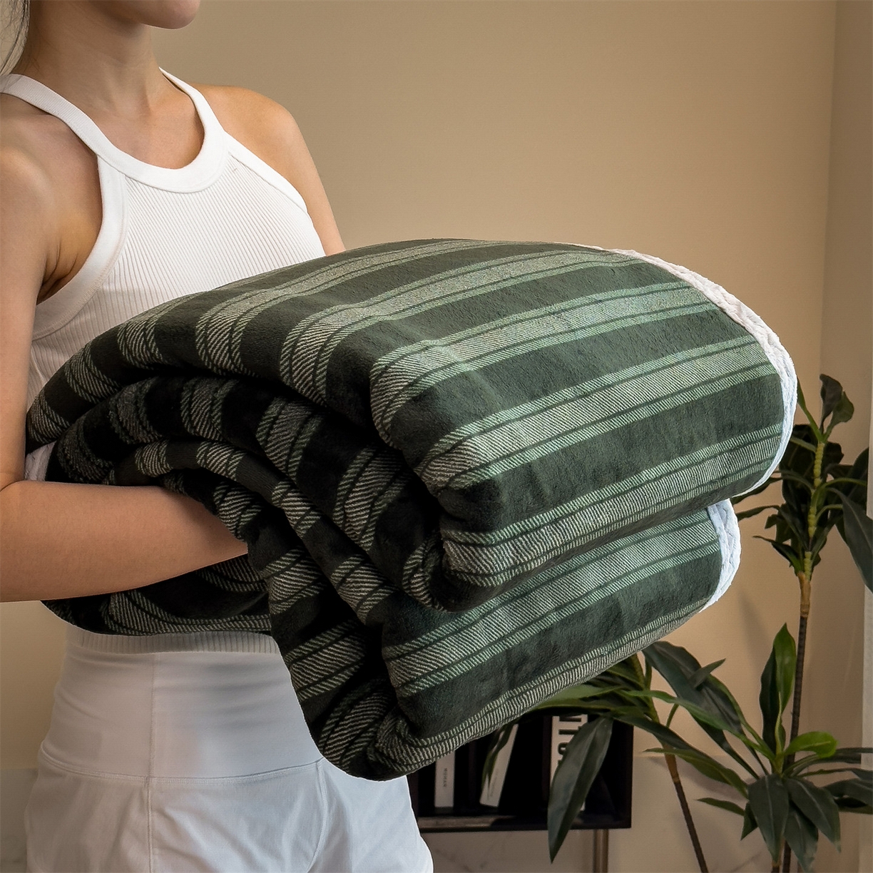 91家纺网 家纺一手货源 找家纺 布凡家居 2026新款中古无印风230克牛奶绒复合毛毯毯子 墨绿竖影