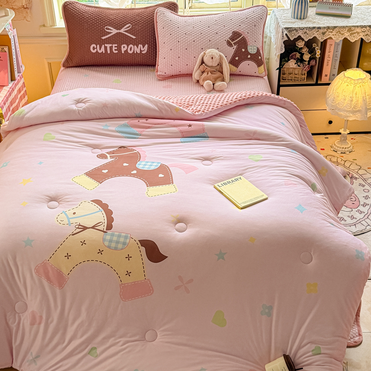 91家纺网 家纺一手货源 找家纺 丫丫家纺 2026新款金豆豆床盖A类针织棉印花大版卡通床盖三四件套 马内多多粉