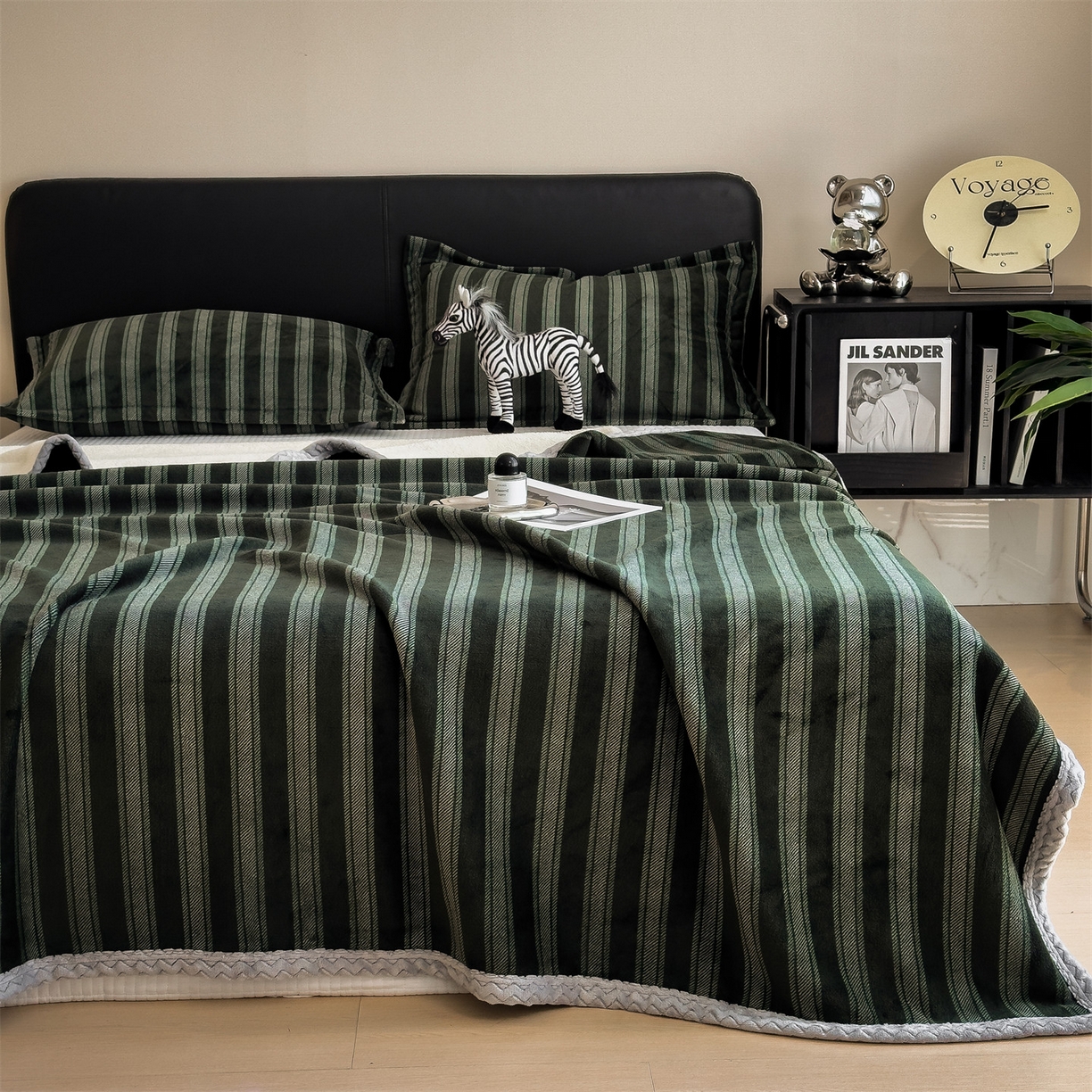 91家纺网 家纺一手货源 找家纺 布凡家居 2026新款中古无印风230克牛奶绒复合毛毯毯子 墨绿竖影