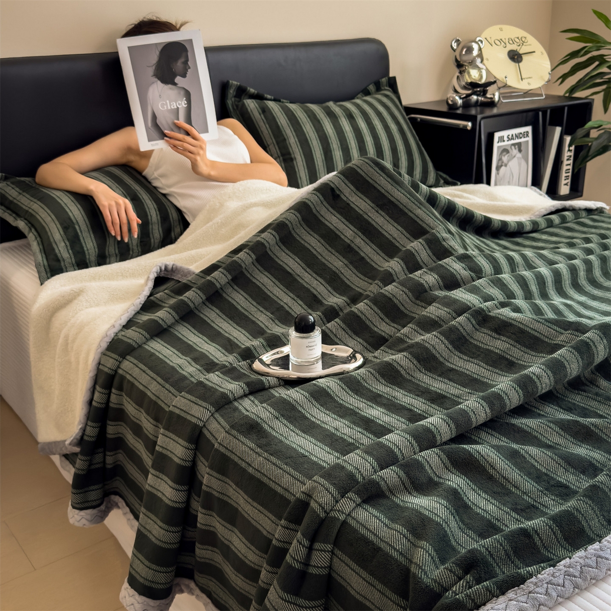 91家纺网 家纺一手货源 找家纺 布凡家居 2026新款中古无印风230克牛奶绒复合毛毯毯子 墨绿竖影