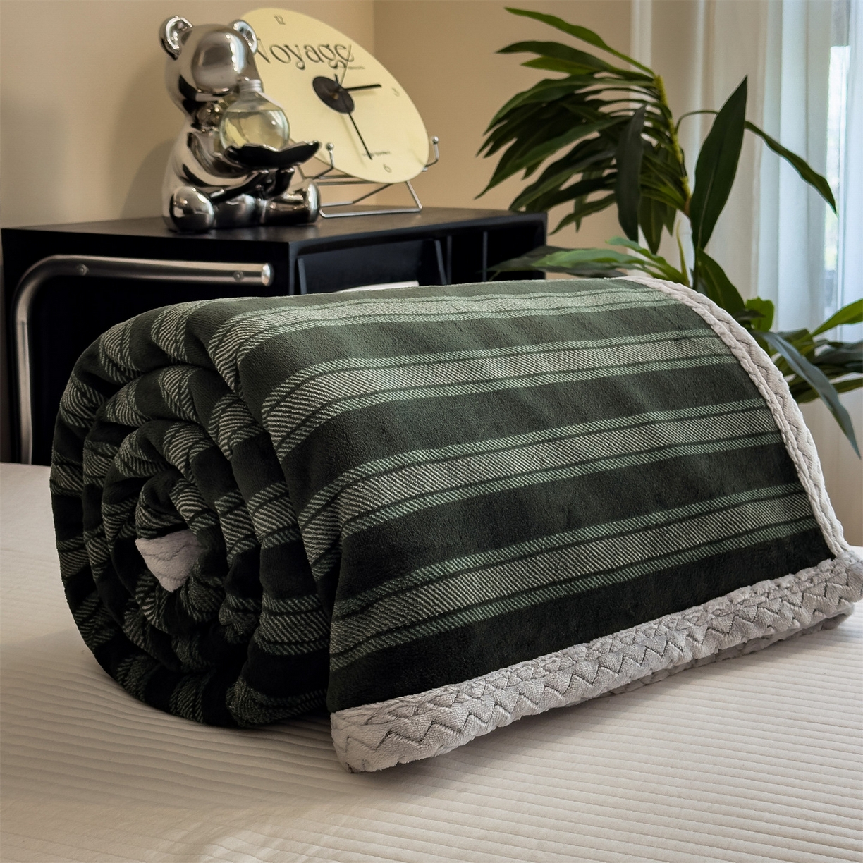 91家纺网 家纺一手货源 找家纺 布凡家居 2026新款中古无印风230克牛奶绒复合毛毯毯子 墨绿竖影