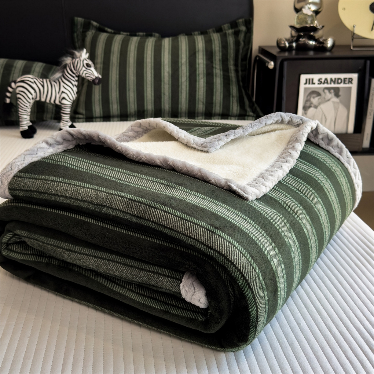 91家纺网 家纺一手货源 找家纺 布凡家居 2026新款中古无印风230克牛奶绒复合毛毯毯子 墨绿竖影