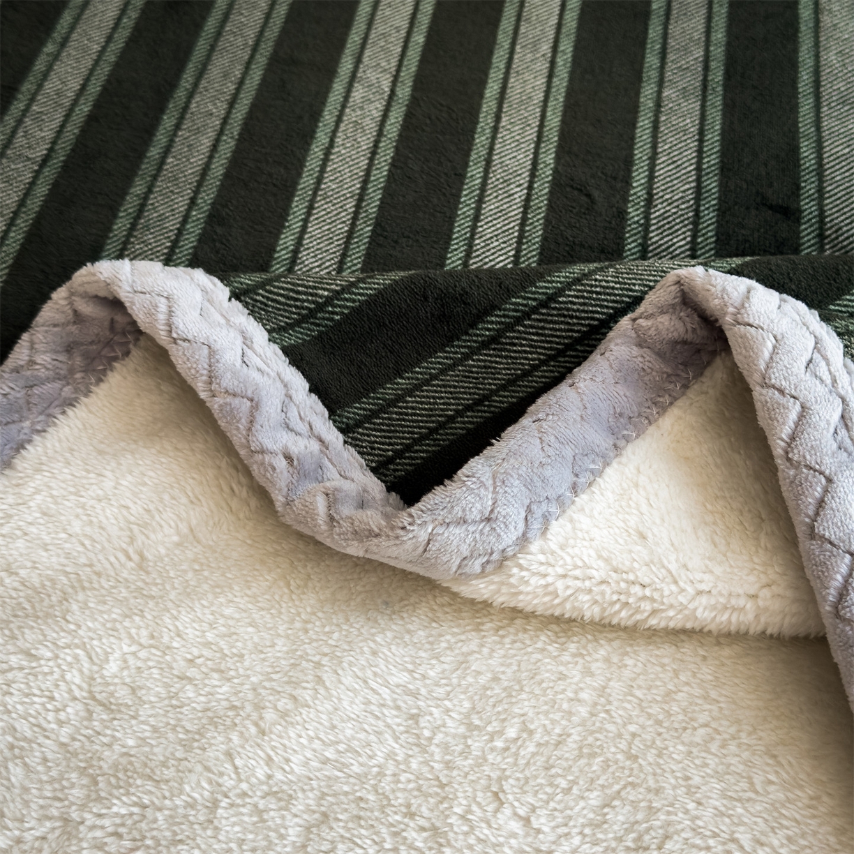 91家纺网 家纺一手货源 找家纺 布凡家居 2026新款中古无印风230克牛奶绒复合毛毯毯子 墨绿竖影