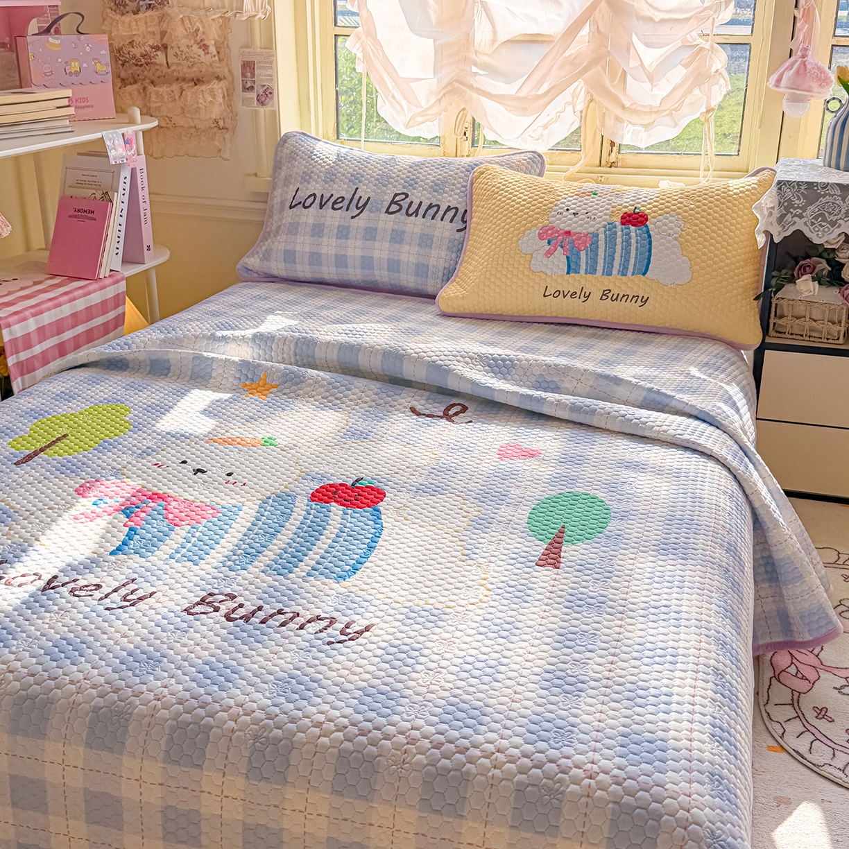 91家纺网 家纺一手货源 找家纺 丫丫家纺 2026新款金豆豆床盖A类针织棉印花大版卡通床盖三四件套 兔乖乖