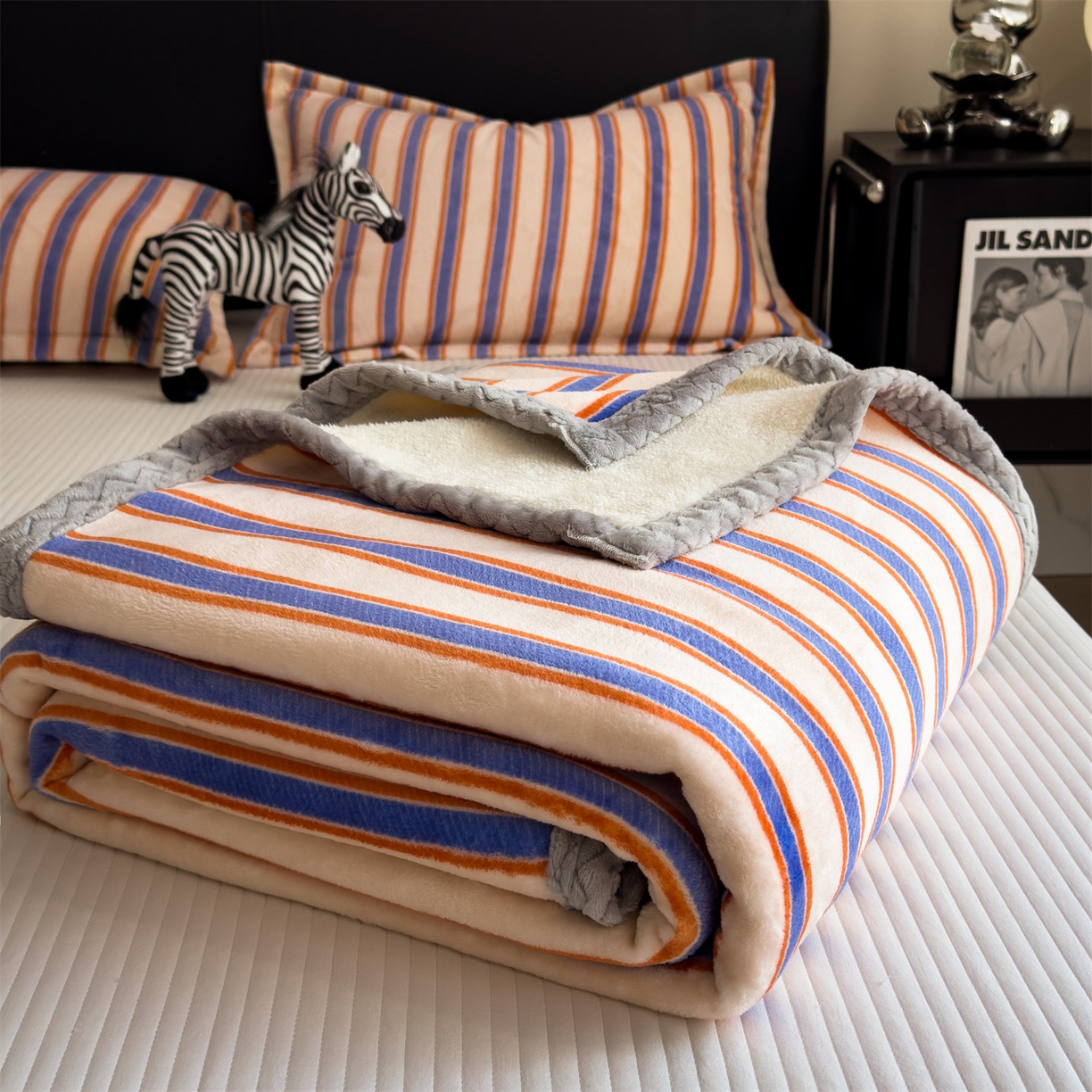 91家纺网 家纺一手货源 找家纺 布凡家居 2026新款中古无印风230克牛奶绒复合毛毯毯子 暖橙条纹