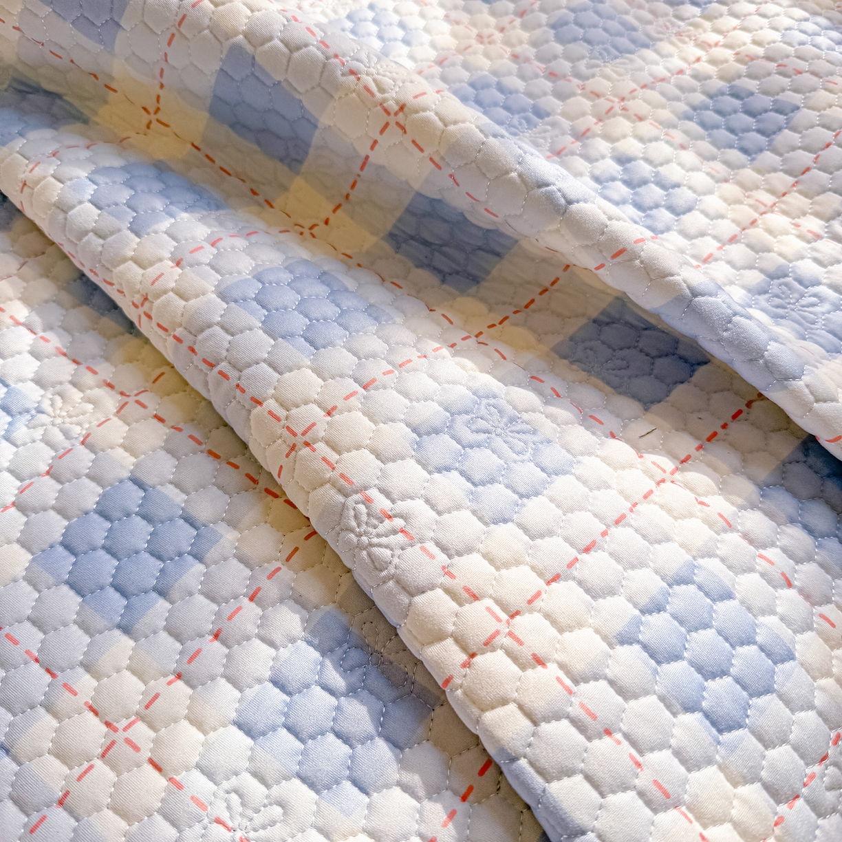 91家纺网 家纺一手货源 找家纺 丫丫家纺 2026新款金豆豆床盖A类针织棉印花大版卡通床盖三四件套 兔乖乖