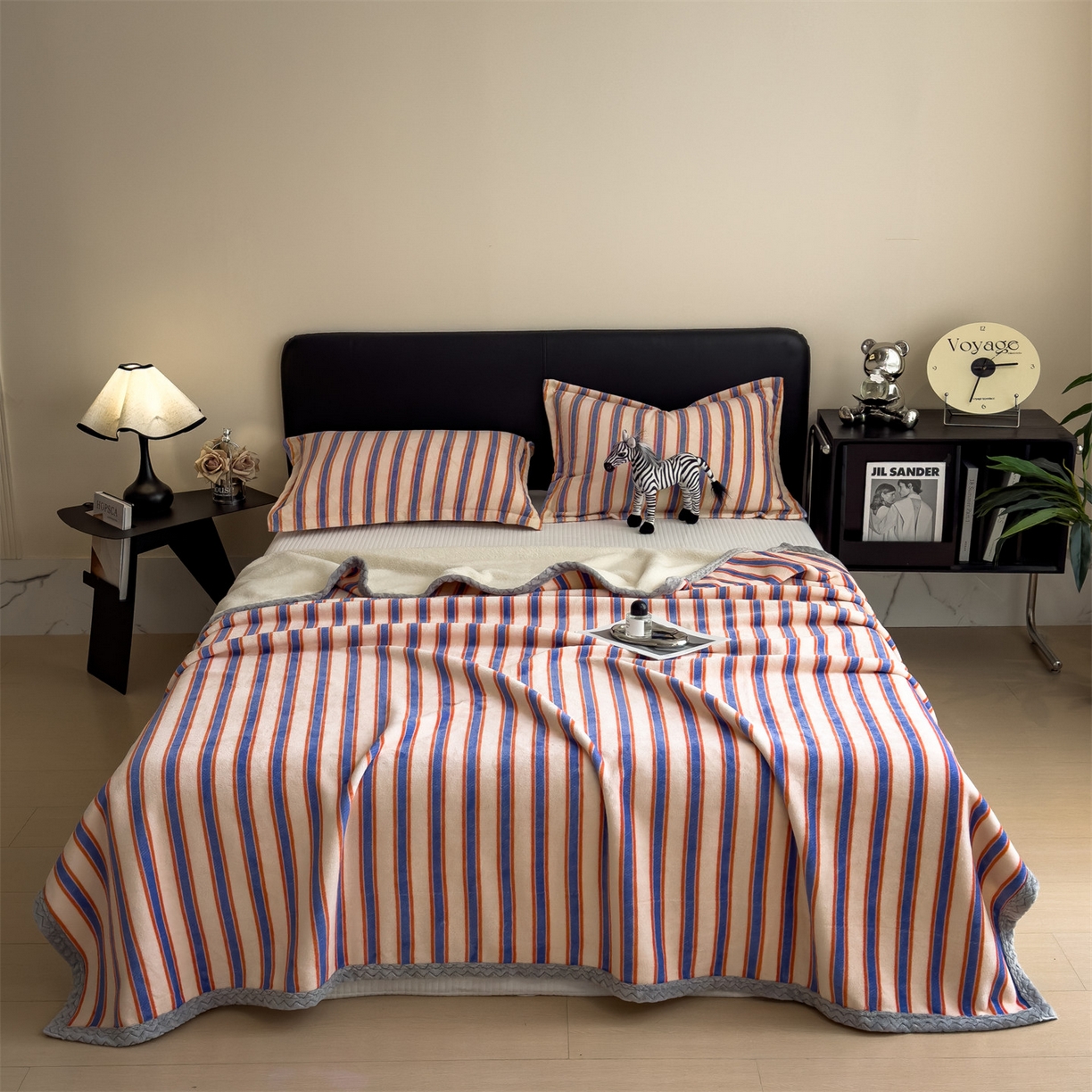 91家纺网 家纺一手货源 找家纺 布凡家居 2026新款中古无印风230克牛奶绒复合毛毯毯子 暖橙条纹