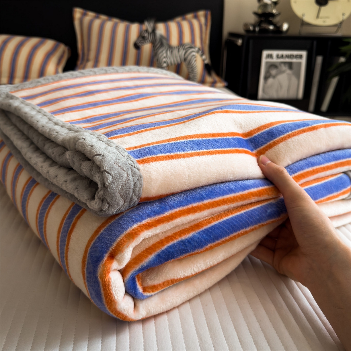 91家纺网 家纺一手货源 找家纺 布凡家居 2026新款中古无印风230克牛奶绒复合毛毯毯子 暖橙条纹