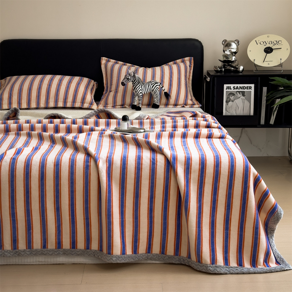 91家纺网 家纺一手货源 找家纺 布凡家居 2026新款中古无印风230克牛奶绒复合毛毯毯子 暖橙条纹