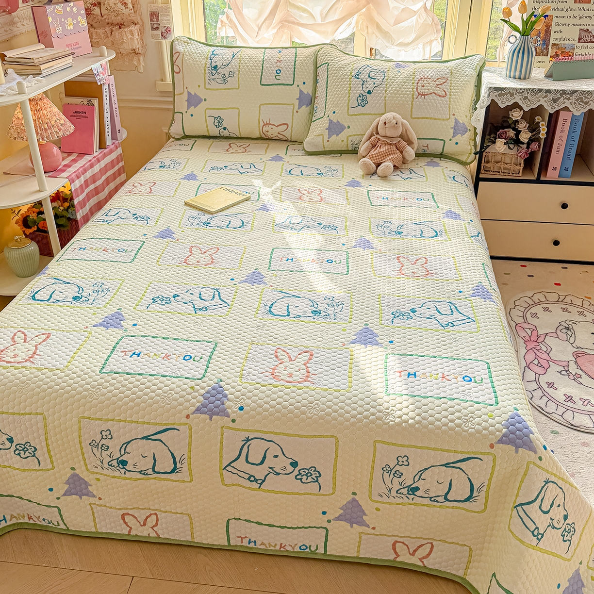 91家纺网 家纺一手货源 找家纺 丫丫家纺 2026新款金豆豆床盖A类针织棉印花大版卡通床盖三四件套 兔兔和狗