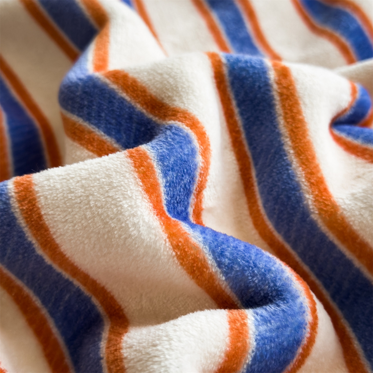 91家纺网 家纺一手货源 找家纺 布凡家居 2026新款中古无印风230克牛奶绒复合毛毯毯子 暖橙条纹