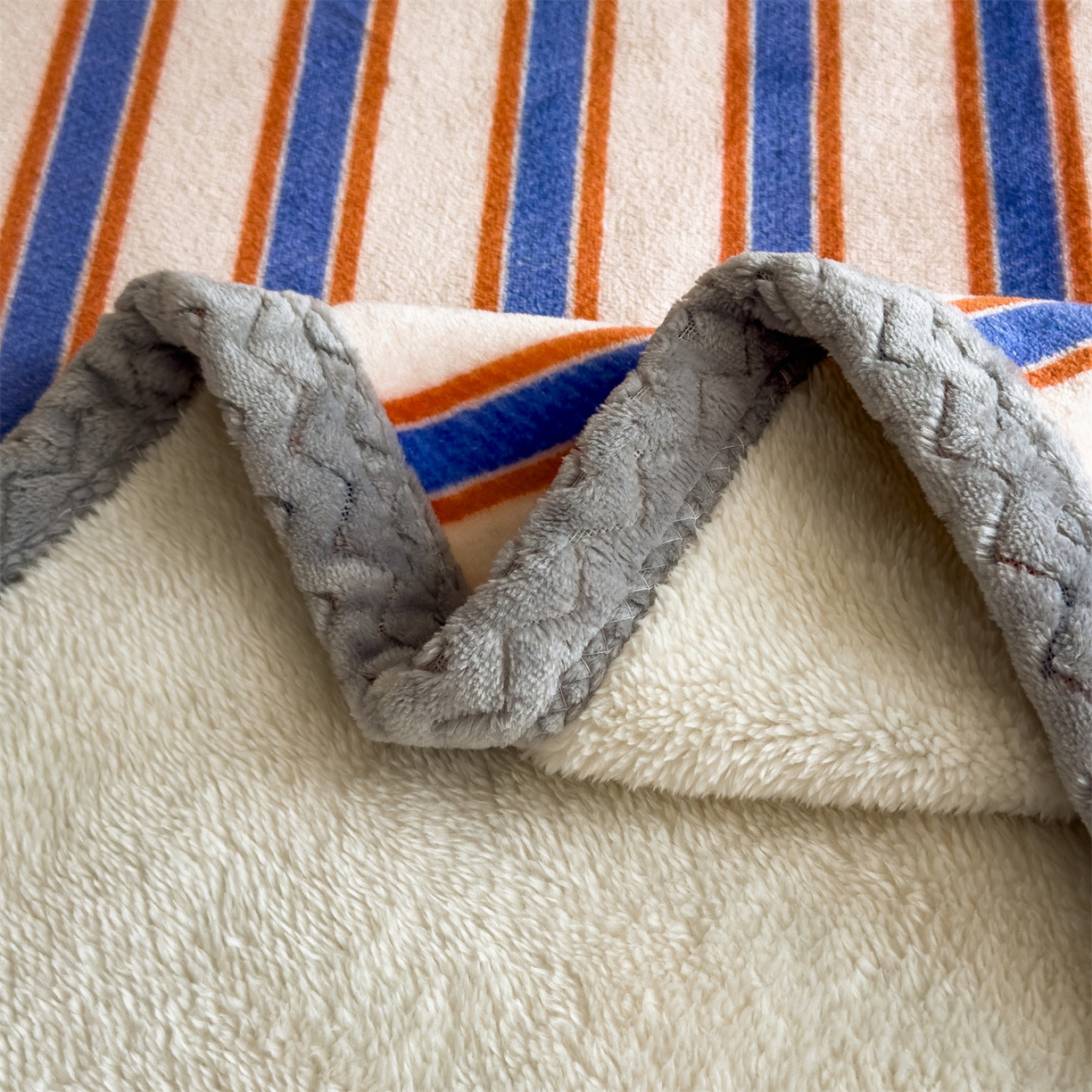 91家纺网 家纺一手货源 找家纺 布凡家居 2026新款中古无印风230克牛奶绒复合毛毯毯子 暖橙条纹