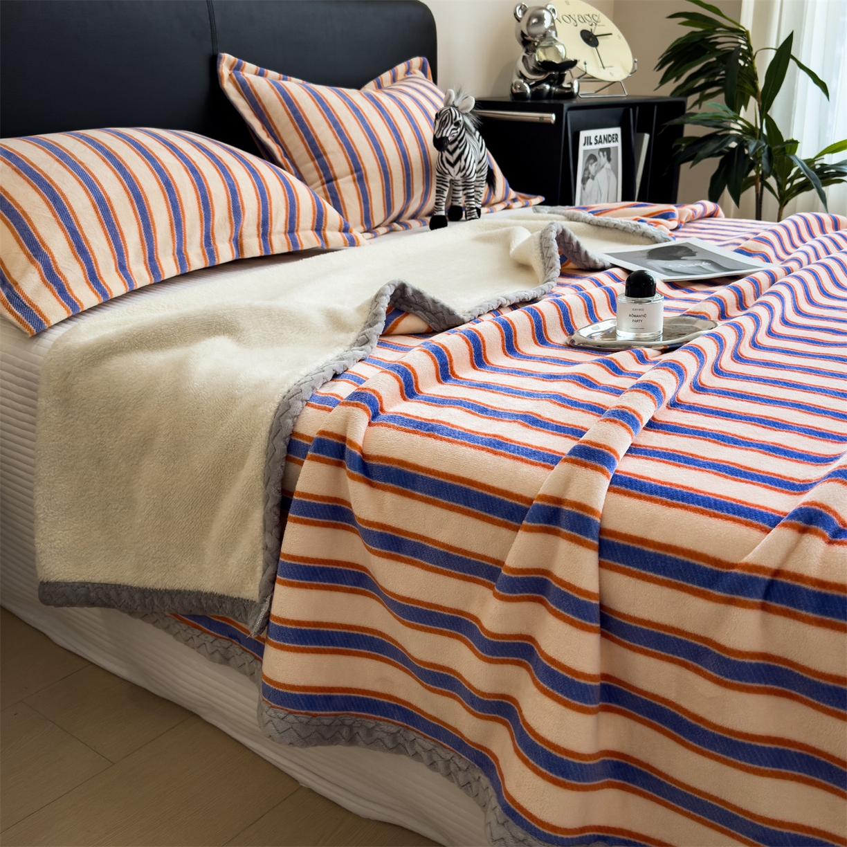 91家纺网 家纺一手货源 找家纺 布凡家居 2026新款中古无印风230克牛奶绒复合毛毯毯子 暖橙条纹