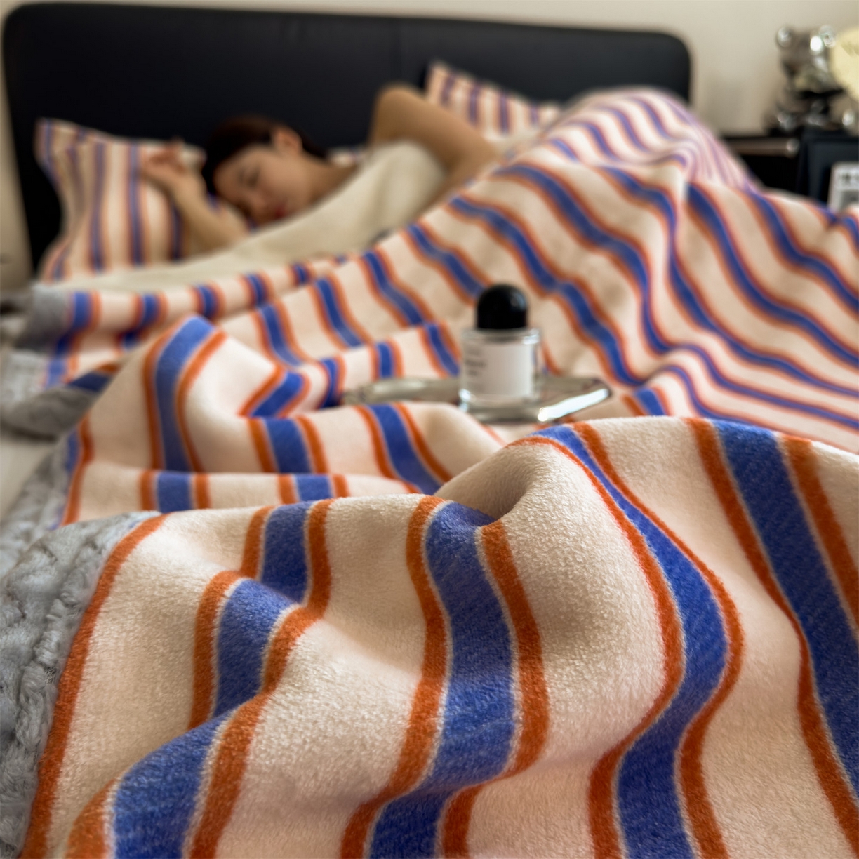 91家纺网 家纺一手货源 找家纺 布凡家居 2026新款中古无印风230克牛奶绒复合毛毯毯子 暖橙条纹