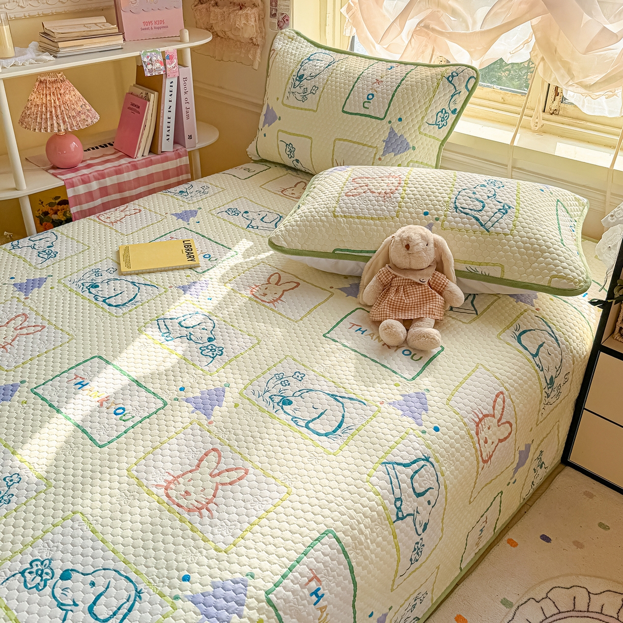 91家纺网 家纺一手货源 找家纺 丫丫家纺 2026新款金豆豆床盖A类针织棉印花大版卡通床盖三四件套 兔兔和狗