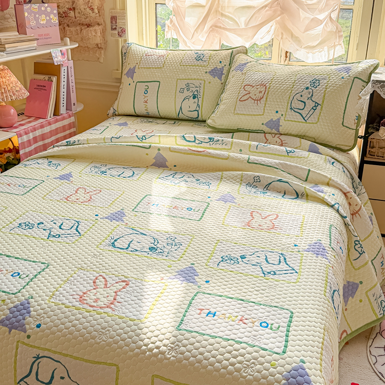 91家纺网 家纺一手货源 找家纺 丫丫家纺 2026新款金豆豆床盖A类针织棉印花大版卡通床盖三四件套 兔兔和狗