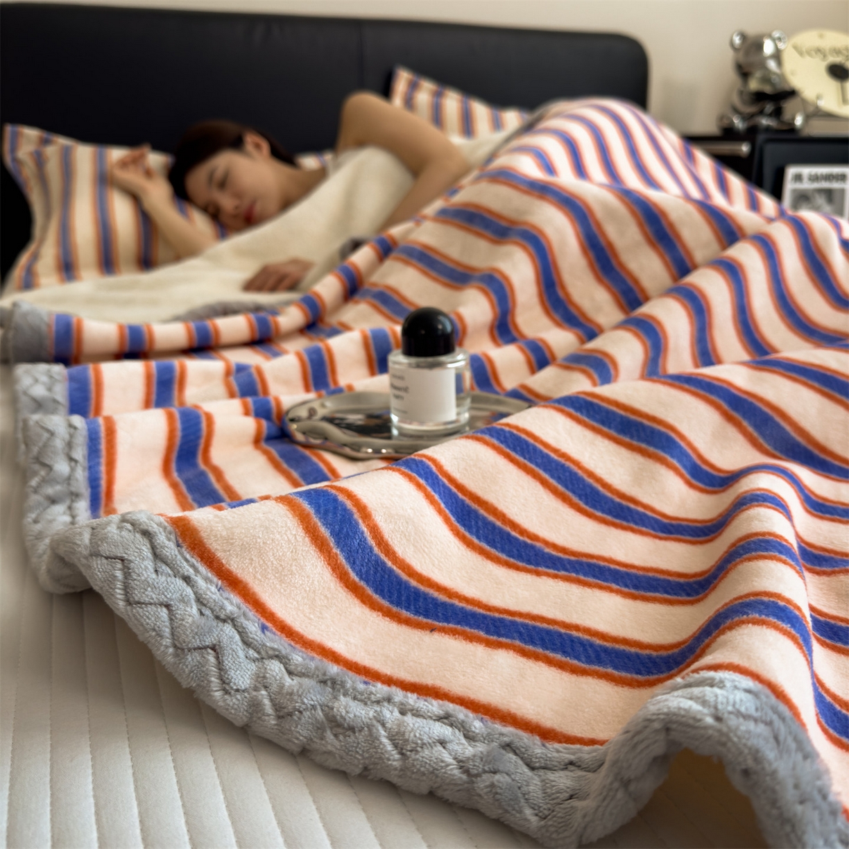 91家纺网 家纺一手货源 找家纺 布凡家居 2026新款中古无印风230克牛奶绒复合毛毯毯子 暖橙条纹