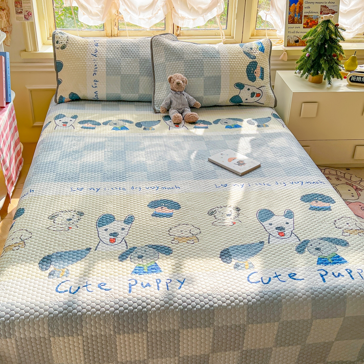 91家纺网 家纺一手货源 找家纺 丫丫家纺 2026新款金豆豆床盖A类针织棉印花大版卡通床盖三四件套 旺旺人生