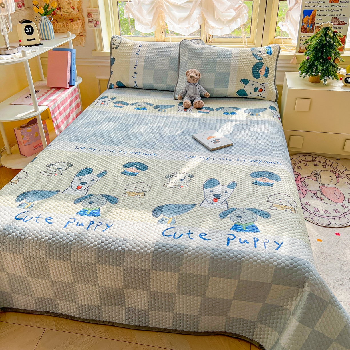 91家纺网 家纺一手货源 找家纺 丫丫家纺 2026新款金豆豆床盖A类针织棉印花大版卡通床盖三四件套 旺旺人生