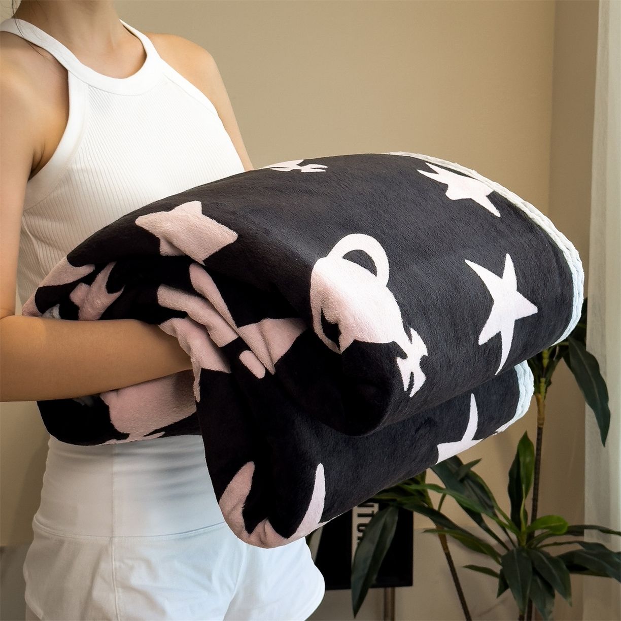 91家纺网 家纺一手货源 找家纺 布凡家居 2026新款中古无印风230克牛奶绒复合毛毯毯子 星梦粉境