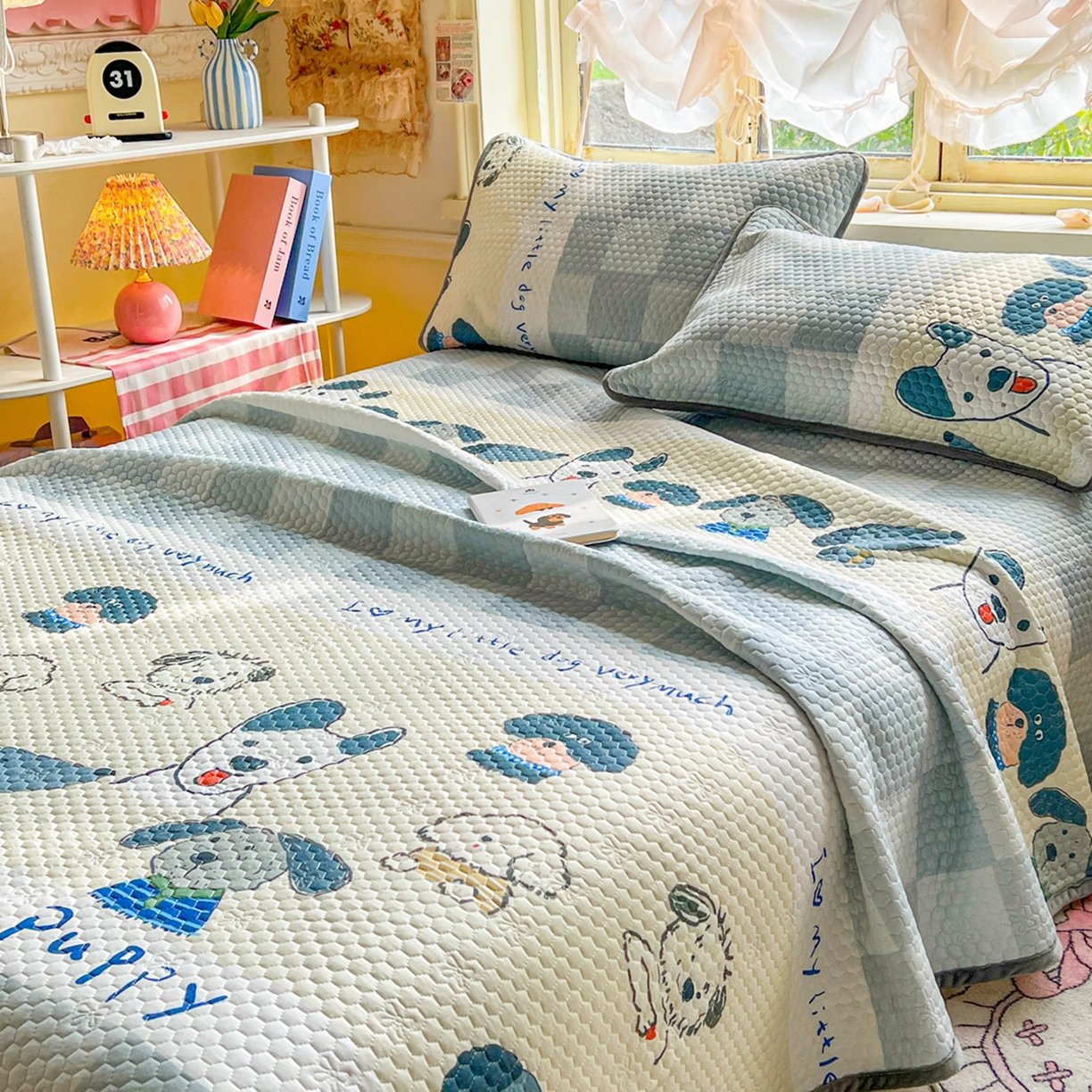 91家纺网 家纺一手货源 找家纺 丫丫家纺 2026新款金豆豆床盖A类针织棉印花大版卡通床盖三四件套 旺旺人生