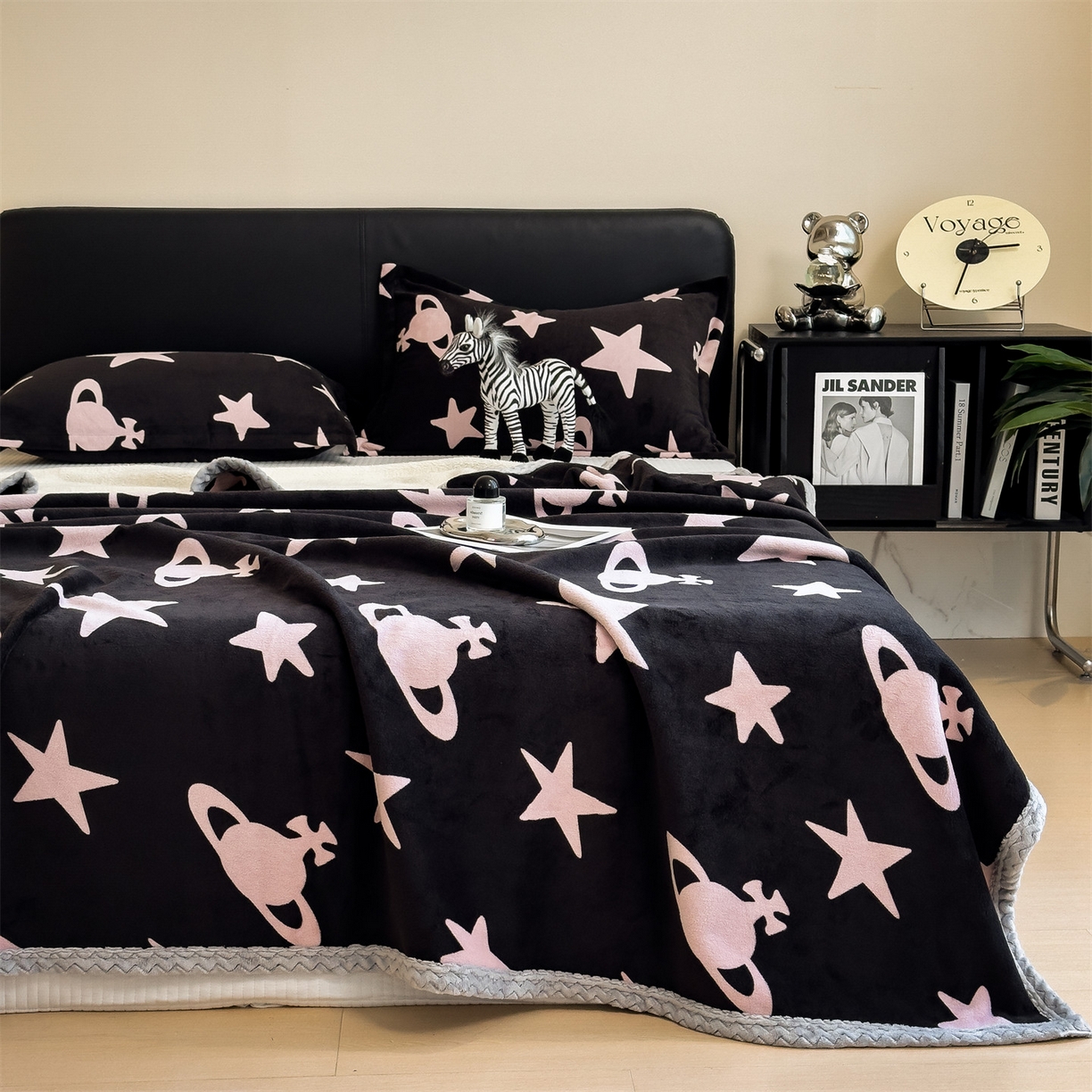 91家纺网 家纺一手货源 找家纺 布凡家居 2026新款中古无印风230克牛奶绒复合毛毯毯子 星梦粉境