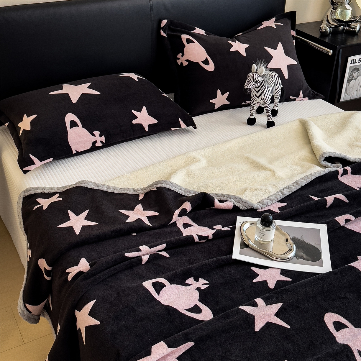 91家纺网 家纺一手货源 找家纺 布凡家居 2026新款中古无印风230克牛奶绒复合毛毯毯子 星梦粉境