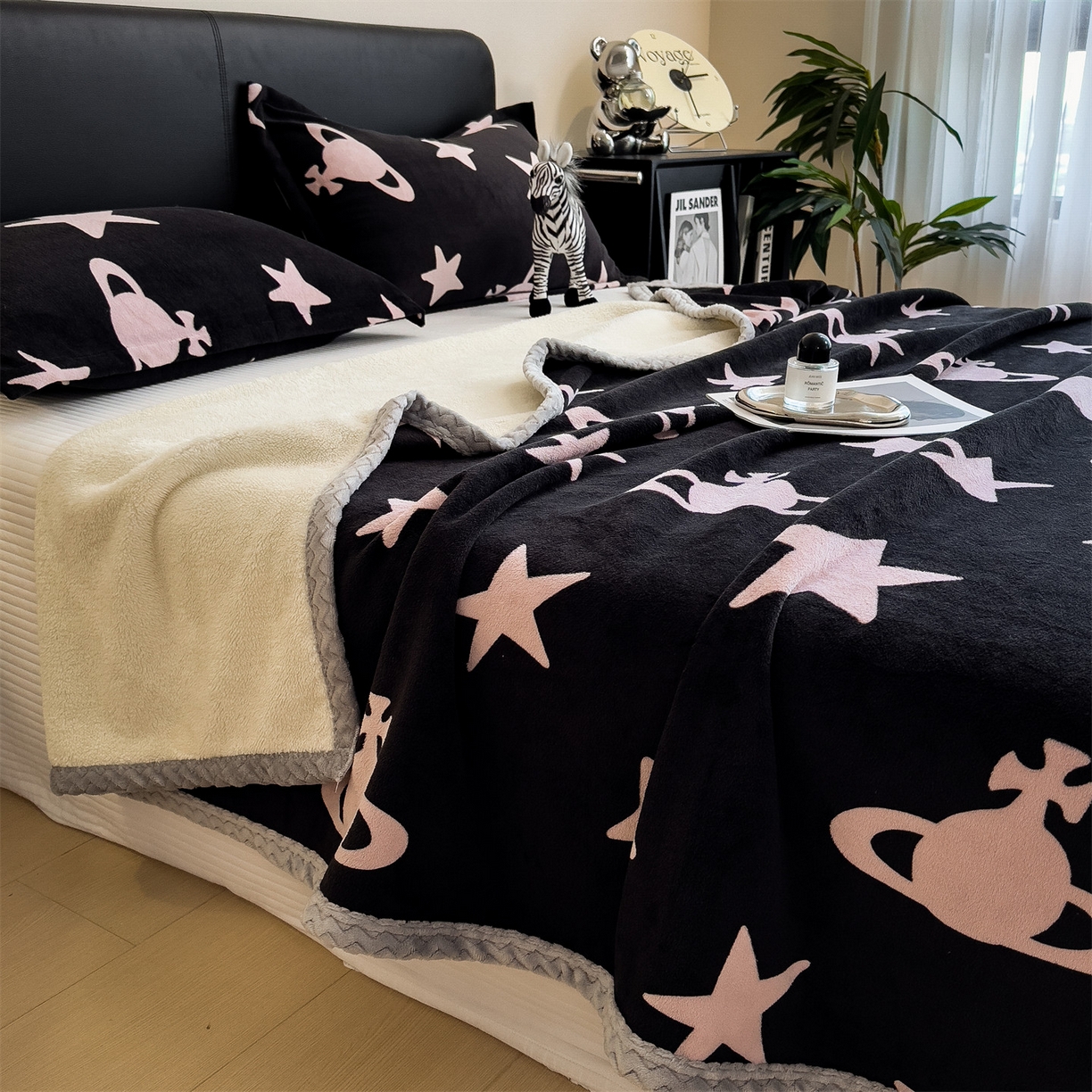 91家纺网 家纺一手货源 找家纺 布凡家居 2026新款中古无印风230克牛奶绒复合毛毯毯子 星梦粉境