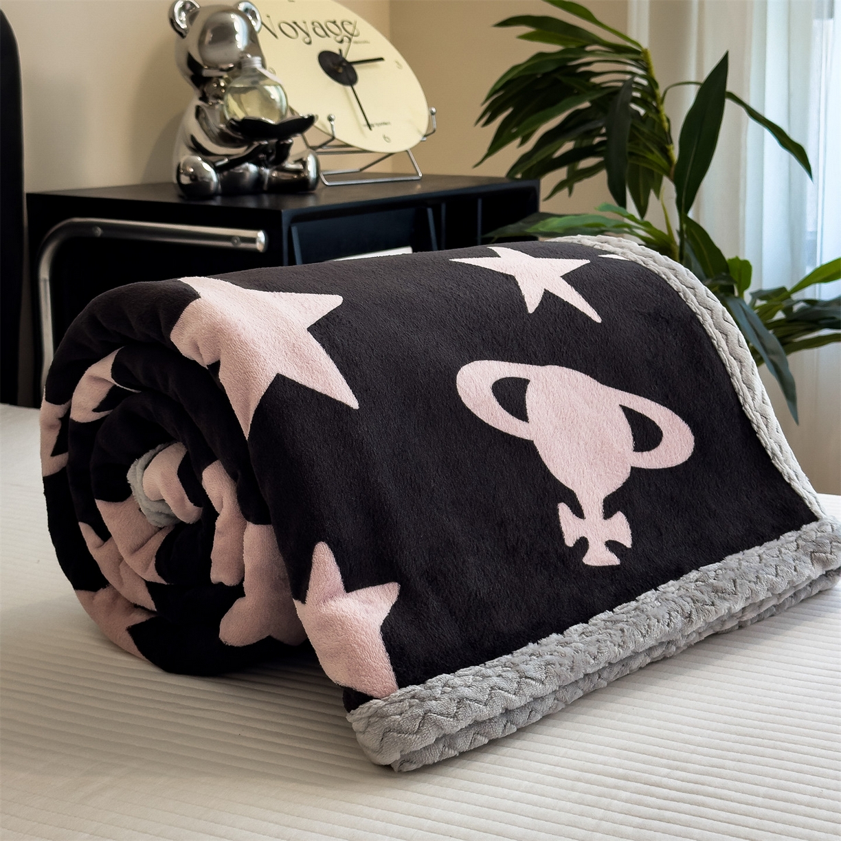 91家纺网 家纺一手货源 找家纺 布凡家居 2026新款中古无印风230克牛奶绒复合毛毯毯子 星梦粉境